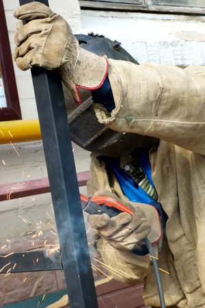 the welder welds a metal detail