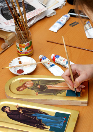 MOSCOW, RUSSIA - May 2016: Hand with brush, oil painting. Drawing icons. Icon painting workshop in Moscow,のeditorial素材
