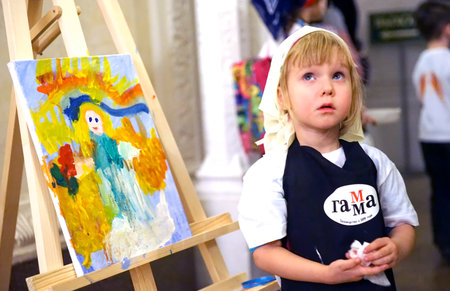 MOSCOW, RUSSIA - OCTOBER, 2018: The girl draws an angel in the Cathedral of Christ the Savior.のeditorial素材