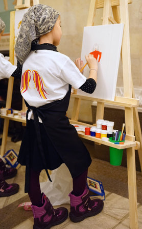 MOSCOW, RUSSIA - OCTOBER, 2018: The girl draws an angel in the Cathedral of Christ the Savior.のeditorial素材
