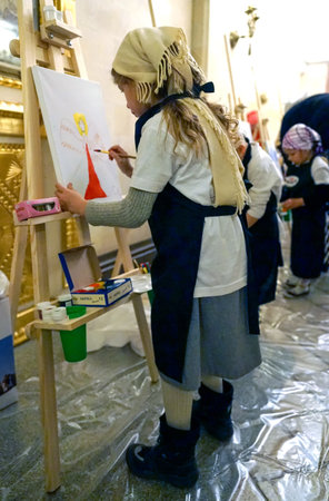 MOSCOW, RUSSIA - OCTOBER, 2018: The girl draws an angel in the Cathedral of Christ the Savior.のeditorial素材