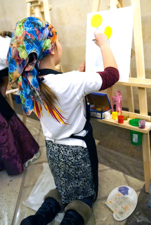 MOSCOW, RUSSIA - OCTOBER, 2018: The girl draws an angel in the Cathedral of Christ the Savior.のeditorial素材