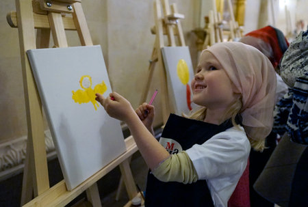 MOSCOW, RUSSIA - OCTOBER, 2018: The girl draws an angel in the Cathedral of Christ the Savior.のeditorial素材