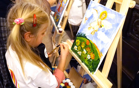 MOSCOW, RUSSIA - OCTOBER, 2018: The girl draws an angel in the Cathedral of Christ the Savior.のeditorial素材