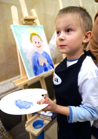MOSCOW, RUSSIA - OCTOBER, 2018: The boy draws an angel in the Cathedral of Christ the Savior.のeditorial素材