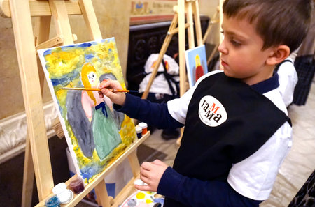 MOSCOW, RUSSIA - OCTOBER, 2018: The boy draws an angel in the Cathedral of Christ the Savior.のeditorial素材