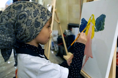 MOSCOW, RUSSIA - OCTOBER, 2018: The girl draws an angel in the Cathedral of Christ the Savior.のeditorial素材