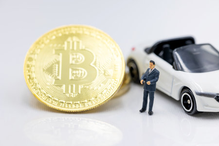 Miniature people: Businessman planning success deal business with Gold bitcoin.  Concept of Business, Money, Technology, cryptocurrency and Investment.の写真素材
