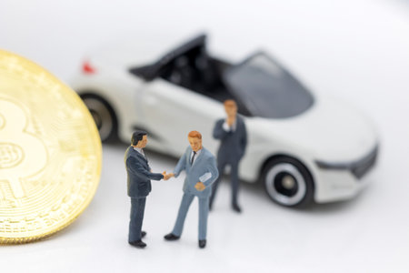 Miniature people: Businessman planning success deal business with Gold bitcoin.  Concept of Business, Money, Technology, cryptocurrency and Investment.の写真素材