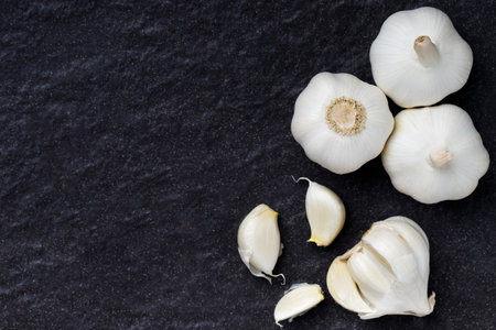 Top view dry garlic ready to cook at the kitchenの写真素材