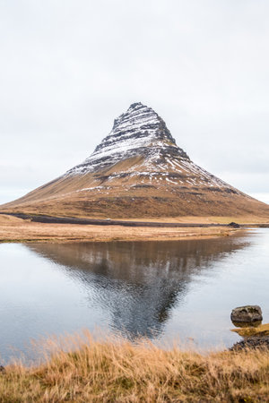 Scenic Iceland Kirkjufell Mountain with Water Mirrorの写真素材