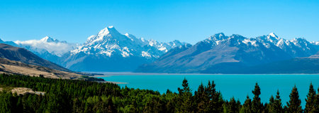 Panoramic view of lake pukaki and mount cook mountain chain in south island, New Zealandの写真素材