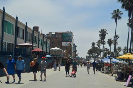 Crowd Of Souvenir Shops In Very Striking Buildings On The Beach Promenade Of Santa Monica. July 04, 2017. Travel Architecture Holidays. Santa Monica & Venice Beach. Los Angeles California. USA EEUUのeditorial素材