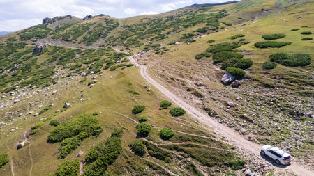 The SUV overcomes the mountain route through gorge