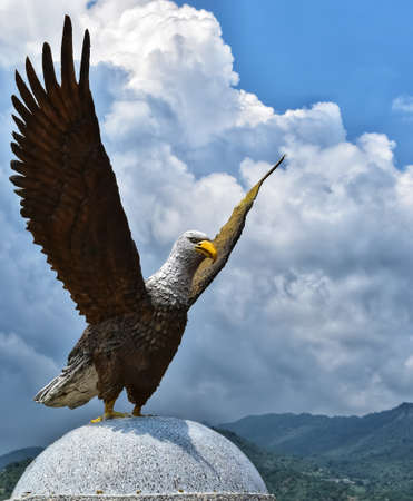 a ready to fly eagle statue in indiaの写真素材