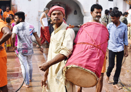 Hindu devotees perform a religious ceremony in Kolkata.のeditorial素材
