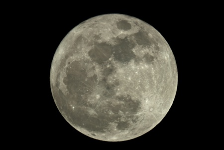 Full moon closeup showing the details of the lunar surfaceの写真素材