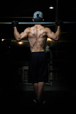 A ripped back from a calisthenic guy