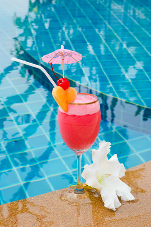 strawberry smoothie in cocktail glassの写真素材