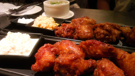 chicken grilled wings with sauce closeup at black plateの写真素材