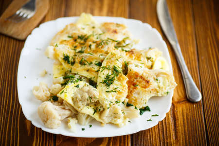 Learning omelette with cauliflower in a plateの写真素材