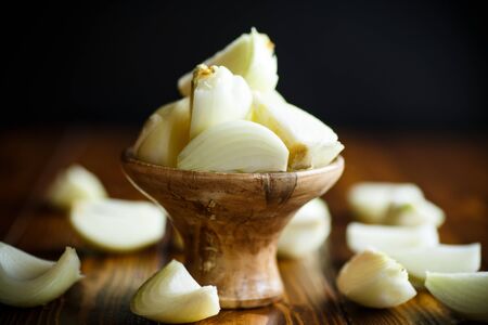 Onion peeled in a wooden bowlの写真素材