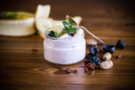 home sweet banana yogurt in a glass jarの写真素材