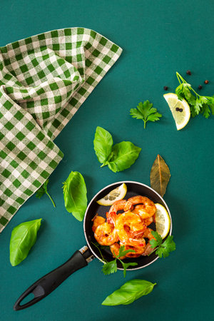 Delicious sea shrimp with lemon, garlic and oil in a pan.の写真素材