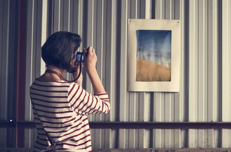 Photo pour Woman traveling sightseeing at gallery exhibition - image libre de droit