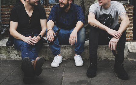 Foto de Men sitting and drinking beer outdoors - Imagen libre de derechos