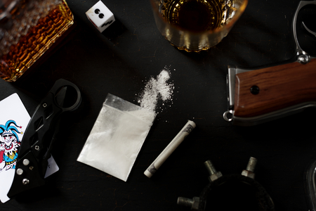 Photo pour Drugs gun knife on the table - image libre de droit