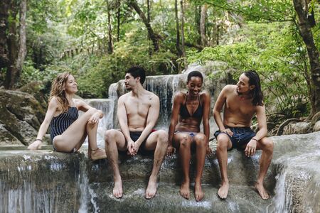 Foto de Group of diverse friends enjoying the nature - Imagen libre de derechos