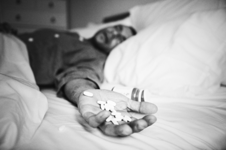 Foto de Man overdosed by taking too many pills - Imagen libre de derechos