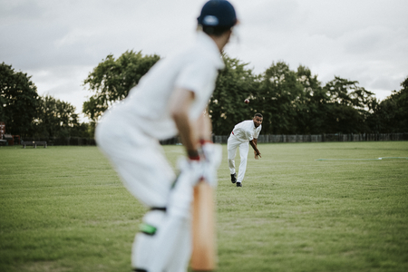 Foto de Cricket bowler throwing the ball - Imagen libre de derechos