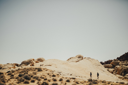 Photo pour Couple walking in the Death Valley in California, United States - image libre de droit