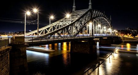 Bridge over the river Danube at night in Budapest, Hungary.の素材