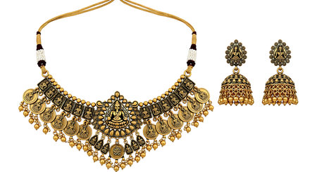 necklace on a white background in the style of baroqueの素材