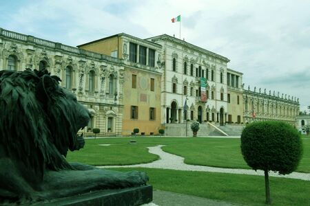 Bronze statue lionのeditorial素材