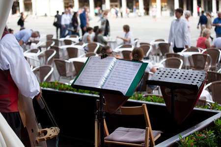 musicians playing music to the tourists that congregate around st marks square the music is played by  Quadri, Lavena and Florian restaurants on a daily basisのeditorial素材