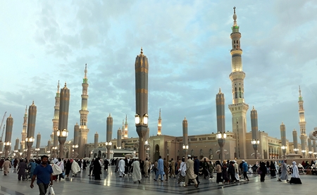 MADINAH, SAUDI ARABIA - November 27, 2018 : Pilgrim walking in An-Nabawi mosque for prayer, the mossque often called the Prophet Muhammad Mosque is second holiest site in Islamのeditorial素材