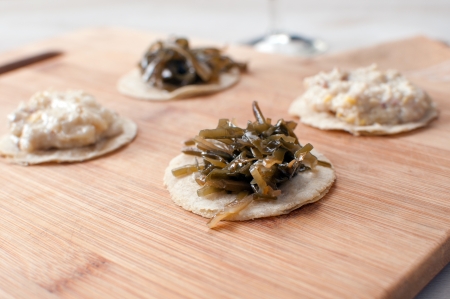 Round canapes with seaweed horizontal