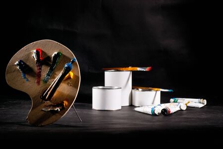 Palette and paint cans on the tableの写真素材