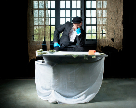 Man money launderers in the bathの写真素材