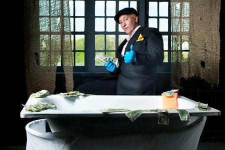 Man money launderers in the bathの写真素材
