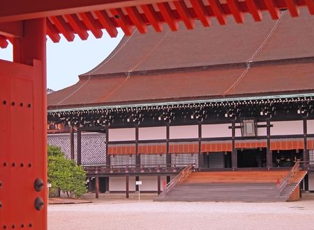 View of the main hall of the Kyoto Imperial Palace through a characteristic orange wooden gate.の写真素材