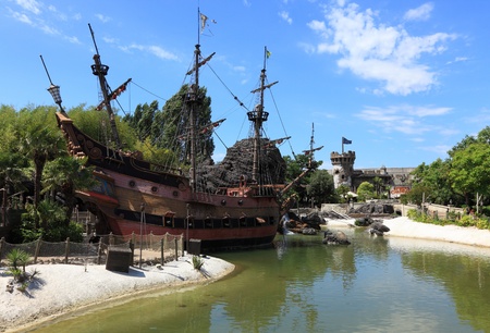 Paris,France,July 11th 2010: Image of the ship of pirates located near the beach of pirates in Adventureland in Disneyland Paris.In the distance you can see a Pirates of the Carabbean theme park.のeditorial素材