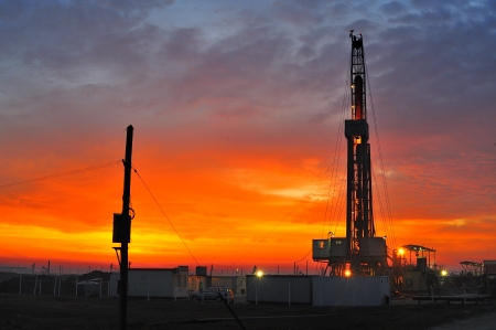 Oil well at nightの写真素材