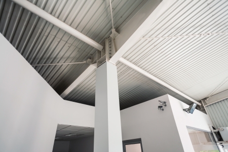 Structure of a pillar inside a white industrial hallのeditorial素材
