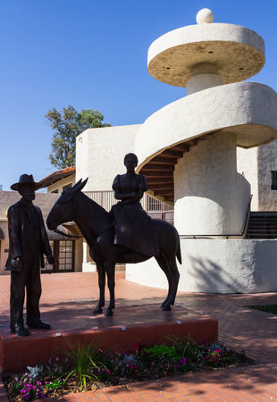 Phoenix, AZ, USA - May 18, 2013: Winfield and Helen Scott statues in Scottsdale.のeditorial素材