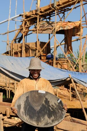 Cempaka BORNEO INDONESIA JULY 20: Gold Golddigger and diamonds with traditional method on an island of Borneo in Indonesia. In the background one can see devices for the lavage of mining Cempaka on July 20 2011のeditorial素材